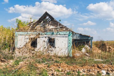 Kırsal kesimde. Bombardımanla yıkılan bir ev. Ukrayna 'da savaş. Rus işgali Ukrayna 'da. Altyapı tahribatı. Sivil halkın terörü. Savaş Suçları