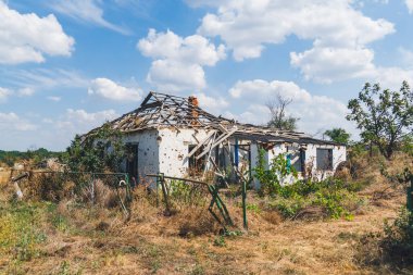 Kırsal kesimde. Bombardımanla yıkılan bir ev. Ukrayna 'da savaş. Rus işgali Ukrayna 'da. Altyapı tahribatı. Sivil halkın terörü. Savaş Suçları