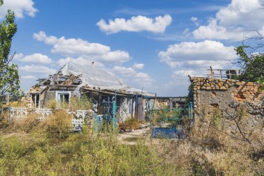 Kırsal kesimde. Bombardımanla yıkılan bir ev. Ukrayna 'da savaş. Rus işgali Ukrayna 'da. Altyapı tahribatı. Sivil halkın terörü. Savaş Suçları