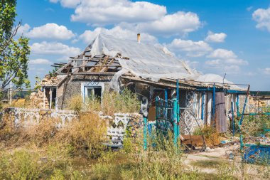 Kırsal kesimde. Bombardımanla yıkılan bir ev. Ukrayna 'da savaş. Rus işgali Ukrayna 'da. Altyapı tahribatı. Sivil halkın terörü. Savaş Suçları
