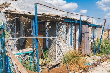 Kırsal kesimde. Bombardımanla yıkılan bir ev. Ukrayna 'da savaş. Rus işgali Ukrayna 'da. Altyapı tahribatı. Sivil halkın terörü. Savaş Suçları