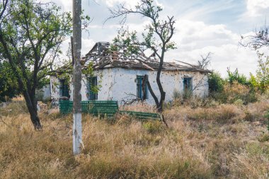 Kırsal kesimde. Bombardımanla yıkılan bir ev. Ukrayna 'da savaş. Rus işgali Ukrayna 'da. Altyapı tahribatı. Sivil halkın terörü. Savaş Suçları
