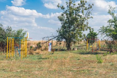 Kırsal kesimde. Bombardımandan zarar gören boş bir oyun alanı. Ukrayna 'da savaş. Rus işgali Ukrayna 'da. Altyapı tahribatı. Sivillerin dehşeti. Savaş Suçları
