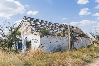 Kırsal kesimde. Bombardımanla yıkılan bir ev. Ukrayna 'da savaş. Rus işgali Ukrayna 'da. Altyapı tahribatı. Sivil halkın terörü. Savaş Suçları