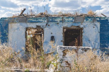 Kırsal kesimde. Bombardımanla yıkılan bir ev. Ukrayna 'da savaş. Rus işgali Ukrayna 'da. Altyapı tahribatı. Sivil halkın terörü. Savaş Suçları