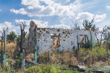 Kırsal kesimde. Bombardımanla yıkılan bir ev. Ukrayna 'da savaş. Rus işgali Ukrayna 'da. Altyapı tahribatı. Sivil halkın terörü. Savaş Suçları