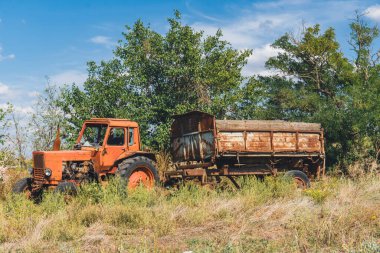Topçu ateşiyle tarımsal teçhizat zarar gördü. Ukrayna 'da savaş. Rus işgali Ukrayna 'da. Sivillerin dehşeti. Savaş Suçları