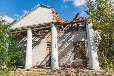 Yönetim binası bombardımandan zarar gördü. Ukrayna 'da savaş. Rus işgali Ukrayna 'da. Altyapı tahribatı. Sivil halkın terörü. Savaş Suçları