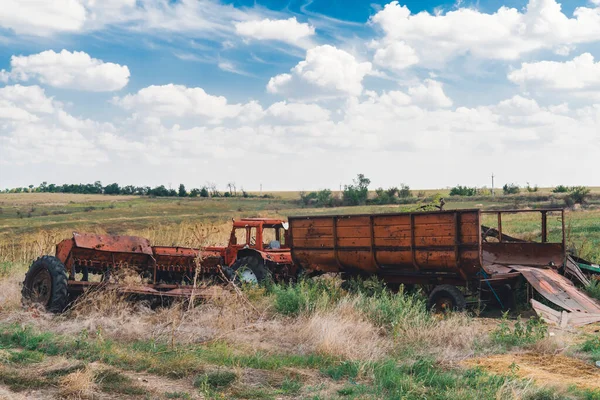 Topçu ateşiyle tarımsal teçhizat zarar gördü. Ukrayna 'da savaş. Rus işgali Ukrayna 'da. Sivillerin dehşeti. Savaş Suçları