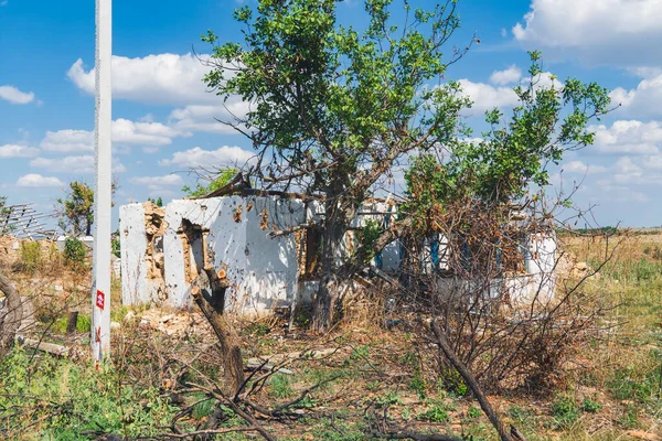Kırsal kesimde. Bombardımanla yıkılan bir ev. Ukrayna 'da savaş. Rus işgali Ukrayna 'da. Altyapı tahribatı. Sivil halkın terörü. Savaş Suçları