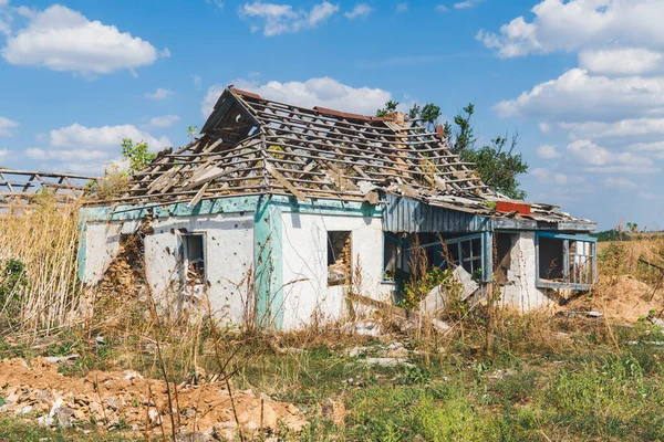 Kırsal kesimde. Bombardımanla yıkılan bir ev. Ukrayna 'da savaş. Rus işgali Ukrayna 'da. Altyapı tahribatı. Sivil halkın terörü. Savaş Suçları