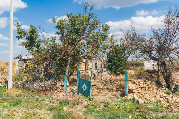 Kırsal kesimde. Bombardımanla yıkılan bir ev. Ukrayna 'da savaş. Rus işgali Ukrayna 'da. Altyapı tahribatı. Sivil halkın terörü. Savaş Suçları