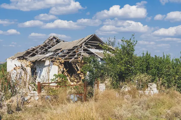 Kırsal kesimde. Bombardımanla yıkılan bir ev. Ukrayna 'da savaş. Rus işgali Ukrayna 'da. Altyapı tahribatı. Sivil halkın terörü. Savaş Suçları