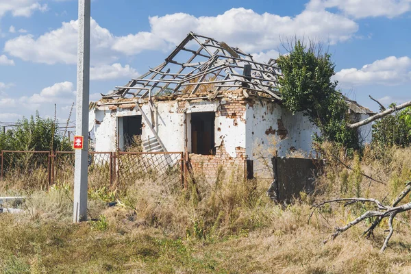Kırsal kesimde. Bombardımanla yıkılan bir ev. Ukrayna 'da savaş. Rus işgali Ukrayna 'da. Altyapı tahribatı. Sivil halkın terörü. Savaş Suçları