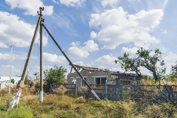 Kırsal kesimde. Bombardımanla yıkılan bir ev. Ukrayna 'da savaş. Rus işgali Ukrayna 'da. Altyapı tahribatı. Sivil halkın terörü. Savaş Suçları