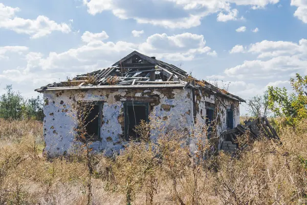 Kırsal kesimde. Bombardımanla yıkılan bir ev. Ukrayna 'da savaş. Rus işgali Ukrayna 'da. Altyapı tahribatı. Sivil halkın terörü. Savaş Suçları