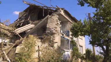 Kırsal kesimde. Bombardıman ile yıkılan bir ev (panorama, sağdaki kamera hareketi). Ukrayna 'da savaş. Rus işgali Ukrayna 'da. Sivillerin terörü