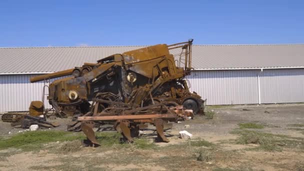 Hasarlı Tarımsal Makineler Topçu Ateşiyle Yok Edildi Panorama Kamera Sağdan — Stok video