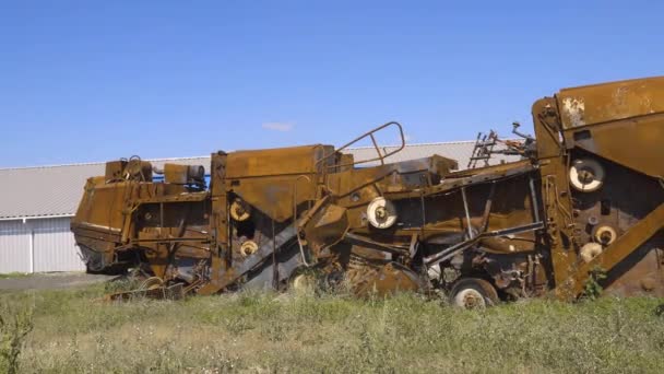 Maquinaria Agrícola Dañada Destruida Por Fuego Artillería Panorama Cámara Moviéndose — Vídeos de Stock