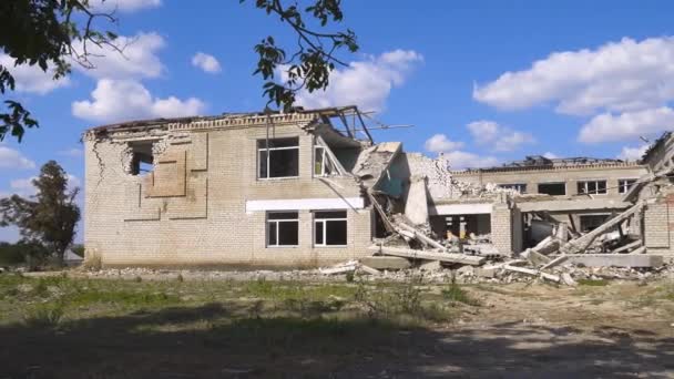 Okul Bombardımandan Zarar Gördü Panorama Kamera Soldan Sağa Hareket Ediyor — Stok video