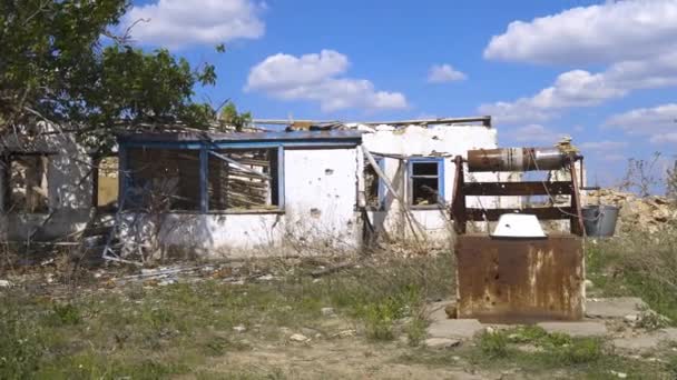 Kırsal Kesimde Evin Önündeki Avluda Bir Kuyusu Bombardımanla Yıkıldı Panorama — Stok video