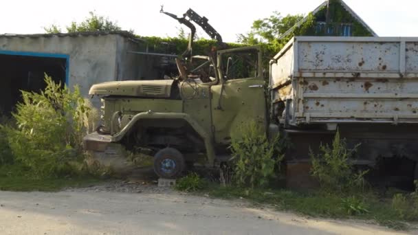 Caminhão Militar Destruído Fica Rua Aldeia Panorama Câmera Move Esquerda — Vídeo de Stock
