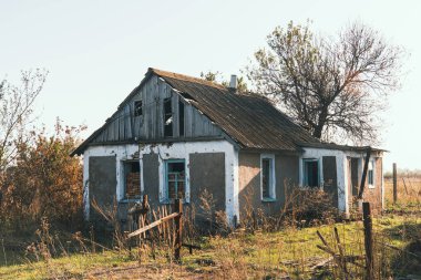 Kırsal kesimde. Bombardımanla yıkılan bir ev. Ukrayna 'da savaş. Rus işgali Ukrayna 'da. Altyapı tahribatı. Sivil halkın terörü. Savaş Suçları