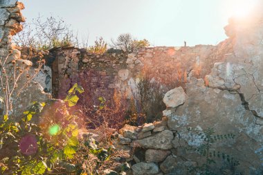 Kırsal kesimde. Bombardımanla yıkılan bir ev. Ukrayna 'da savaş. Rus işgali Ukrayna 'da. Altyapı tahribatı. Sivil halkın terörü. Savaş Suçları