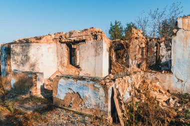 Kırsal kesimde. Bombardımanla yıkılan bir ev. Ukrayna 'da savaş. Rus işgali Ukrayna 'da. Altyapı tahribatı. Sivil halkın terörü. Savaş Suçları