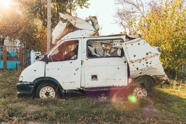 Kırsal kesimde. Otobüs bombardımandan zarar gördü. Ukrayna 'da savaş. Rus işgali Ukrayna 'da. Sivil halkın terörü. Savaş Suçları