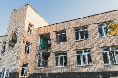 Okul bombardımandan zarar gördü. Ukrayna 'da savaş. Rus işgali Ukrayna 'da. Altyapı tahribatı. Sivillerin dehşeti. Savaş Suçları