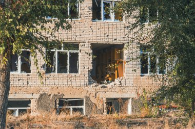 Okul bombardımandan zarar gördü. Ukrayna 'da savaş. Rus işgali Ukrayna 'da. Altyapı tahribatı. Sivillerin dehşeti. Savaş Suçları