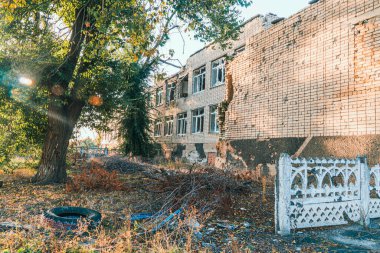 Okul bombardımandan zarar gördü. Ukrayna 'da savaş. Rus işgali Ukrayna 'da. Altyapı tahribatı. Sivillerin dehşeti. Savaş Suçları
