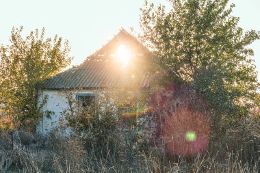 Kırsal kesimde. Bombardımanla yıkılan bir ev. Ukrayna 'da savaş. Rus işgali Ukrayna 'da. Altyapı tahribatı. Sivil halkın terörü. Savaş Suçları