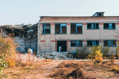 Okul bombardımandan zarar gördü. Ukrayna 'da savaş. Rus işgali Ukrayna 'da. Altyapı tahribatı. Sivillerin dehşeti. Savaş Suçları