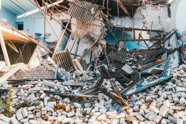 Okul bombardımandan zarar gördü. Ukrayna 'da savaş. Rus işgali Ukrayna 'da. Altyapı tahribatı. Sivillerin dehşeti. Savaş Suçları