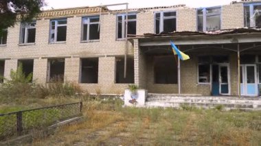 Bombardımandan zarar gören bir okul (panorama, kamera soldan sağa hareket ediyor). Ukrayna 'da savaş. Rus işgali Ukrayna 'da. Altyapı tahribatı. Sivillerin dehşeti. Savaş Suçları