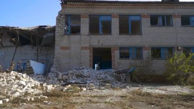 Bombardımandan zarar gören bir okul (panorama, kamera soldan sağa hareket ediyor). Ukrayna 'da savaş. Rus işgali Ukrayna 'da. Altyapı tahribatı. Sivillerin dehşeti. Savaş Suçları