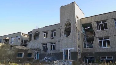Bombardımandan zarar gören bir okul (panorama, kamera soldan sağa hareket ediyor). Ukrayna 'da savaş. Rus işgali Ukrayna 'da. Altyapı tahribatı. Sivillerin dehşeti. Savaş Suçları