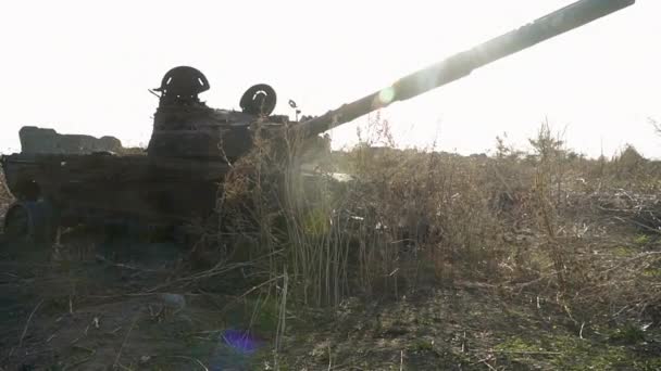 Kırsalda Tahrip Olmuş Yanmış Bir Savaş Tankı Panorama Sağdan Sola — Stok video