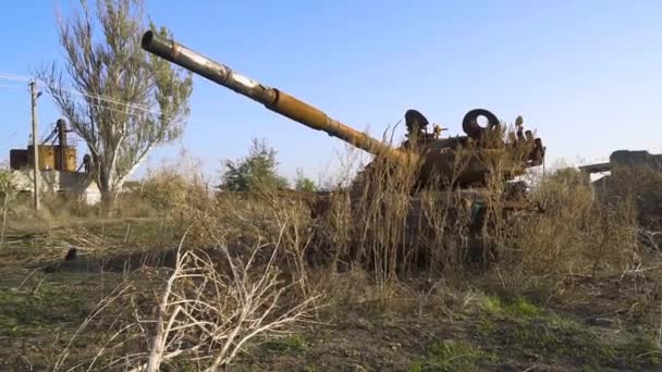 Tanque Batalha Destruído Queimado Campo Panorama Câmera Movendo Esquerda Para — Vídeo de Stock