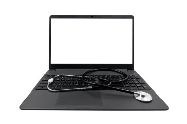 Boş ekranlı dizüstü bilgisayar ve beyaz arka planda tıbbi steteskop. Tıbbi danışmanlık konsepti. Evde tıbbi teşhis ve tedavi