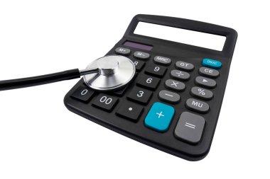 Beyaz arka planda boş ekran ve tıbbi steteskop ile izole edilmiş hesap makinesi. Ücretli tıp konsepti. Tıp reformu. Tıbbi teşhis ve tedavi