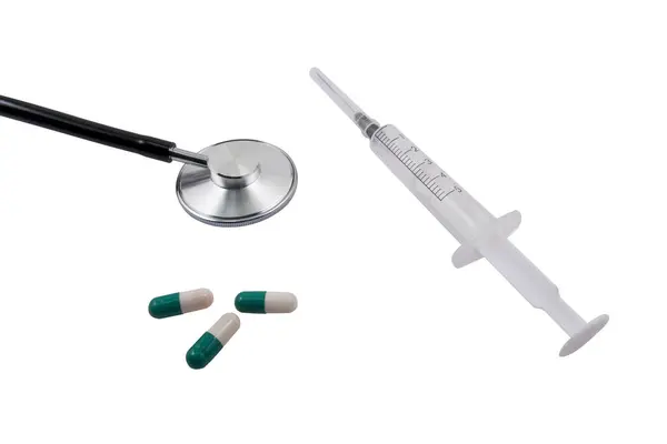 Medische Stethoscoop Pillen Spuit Geïsoleerd Witte Achtergrond Medische Diagnose Behandeling — Stockfoto