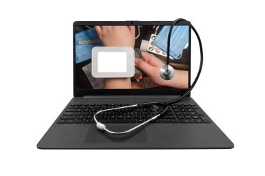 Laptop ve tıbbi steteskop beyaz arka planda izole edildi. Laptop ekranında bir tonometre var. Kolunda beyaz bir ekran var. Üzerinde ilaçlarla dolu bir masa var.