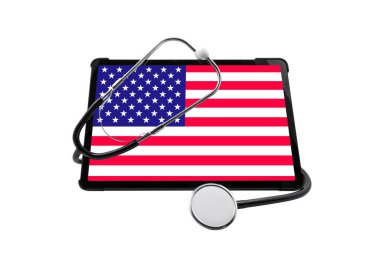 Ekranda ABD bayrağı olan tablet bilgisayar ve beyaz arka planda tıbbi steteskop. ABD sağlık sistemi kavramı