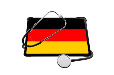 Ekranda Almanya bayrağı olan tablet bilgisayar ve beyaz arka planda tıbbi steteskop. Alman sağlık sistemi kavramı