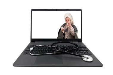 Laptop ve tıbbi steteskop beyaz arka planda izole edildi. Laptop ekranında soğuk semptomları olan bir kız burnuna sprey sıkar.