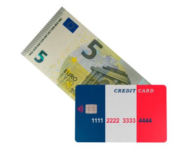 Üzerinde Fransız bayrağı olan plastik bir kredi kartı 5 avroluk banknotun üzerinde (yakın plan beyaz arka plan) duruyor. Çevrimiçi mağazalarda satın almalar için çevrimiçi kredi kartı ödemesi