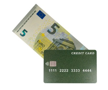 Yeşil plastik kredi kartı beyaz arka planda (yakın plan) izole edilmiş 5 avroluk banknotun üzerinde bulunuyor. Çevrimiçi mağazalardaki alışverişler için kredi kartıyla ödeme